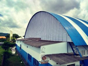 Venezianas de PVC Preço A imagem apresenta uma veneziana PVC instalada em uma sala bem iluminada. As lâminas estão ligeiramente inclinadas, permitindo que a luz natural entre de forma suave e controlada, iluminando o ambiente de maneira agradável. A finalidade dessa imagem é demonstrar como as venezianas de PVC podem proporcionar um ambiente bem iluminado, ao mesmo tempo que oferecem a opção de regular a quantidade de luz para criar uma atmosfera confortável e aconchegante. Essa solução combina funcionalidade e estética, tornando-se uma escolha ideal para diversos tipos de espaços.
