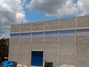 Veneziana Industrial PVC Solution Veneziana Industrial em PVC Solution A Solution Veneziana Industrial em PVC é uma solução prática e durável para ambientes de trabalho, oferecendo resistência às condições adversas e facilitando a circulação de ar.