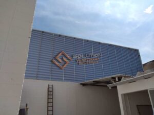 Maximizando o Ambiente Industrial com a Veneziana Industrial de Galpão