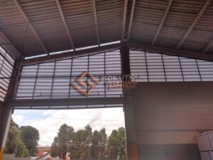 Maximizando o Ambiente Industrial com a Veneziana Industrial de Galpão