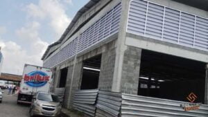 Veneziana Industrial no Fluxo de ArRedução de Umidade