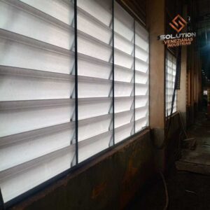 Veneziana Industrial para GaragensIluminação Natural e Redução de Custos Energéticos
