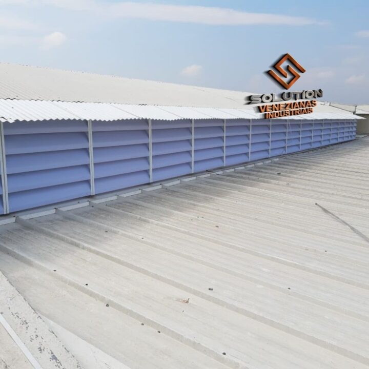 Lanternim instalado no topo de um galpão industrial, permitindo a entrada de luz natural e promovendo ventilação eficiente.