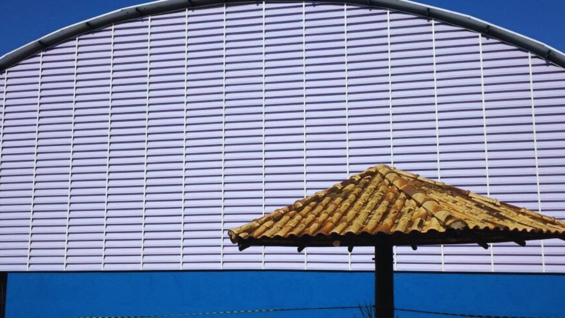 Venezianas industriais instaladas em fachada de galpão industriais, promovendo ventilação e iluminação natural.