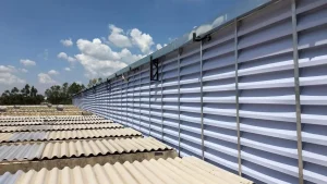 Janela Industrial para Lanternins instalada em estrutura metálica, oferecendo ventilação natural e iluminação eficiente em galpões industriais.