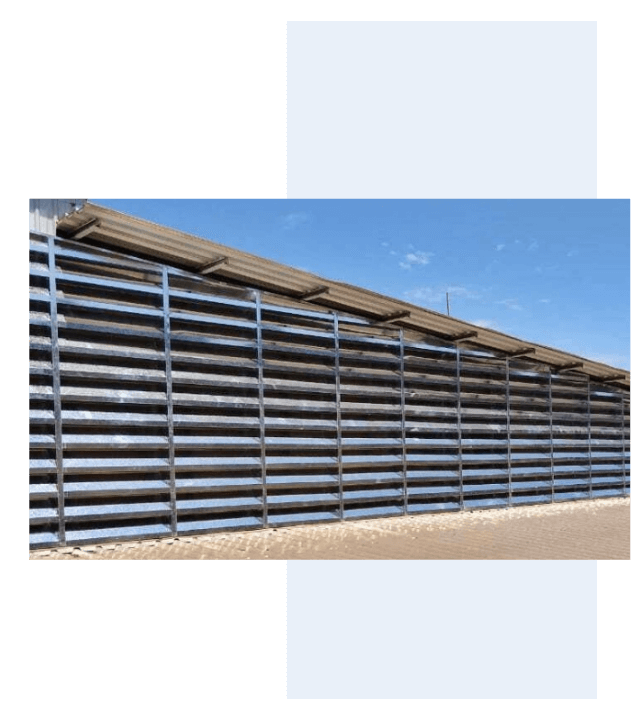Venezianas Industriais para Fachadas A imagem da veneziana industrial Solution com lanternim em aço galvanizado tem como finalidade apresentar de forma visual o produto em uso em uma estrutura industrial. As venezianas industriais Solution são ideais para quem busca uma solução em ventilação e iluminação natural para grandes espaços, como fábricas, galpões e indústrias em geral.O lanternim em aço galvanizado, por sua vez, é uma estrutura desenvolvida para otimizar a ventilação em telhados e coberturas, garantindo a entrada de ar fresco e circulação do ar quente. Combinado à veneziana industrial Solution, o lanternim proporciona um ambiente mais confortável e seguro para os trabalhadores, além de reduzir o consumo de energia com ventilação mecânica. Dessa forma, a imagem da veneziana industrial Solution com lanternim em aço galvanizado aplicada em uma estrutura industrial serve como uma representação clara e objetiva do produto em uso, evidenciando sua funcionalidade e eficiência em um ambiente real e destacando sua capacidade de melhorar a ventilação e a climatização de ambientes industriais.