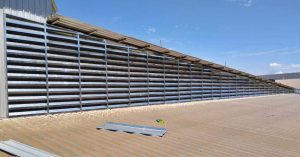 Lanternim em Aço Galvanizado Lanternim em aço galvanizado, As venezianas industriais desempenham um papel fundamental no controle da ventilação e iluminação natural em ambientes industriais. Quando mencionamos "lanternim", estamos nos referindo a uma estrutura elevada geralmente situada no topo de edifícios industriais ou comerciais, permitindo a entrada de luz e facilitando a circulação de ar. A especificação "em aço galvanizado" indica que essas venezianas são feitas de aço que passou por um processo de galvanização, protegendo-o da corrosão. Isso torna a veneziana durável, resistente a condições adversas e garante uma longa vida útil, mesmo em ambientes desafiadores como os industriais. "Tipo oitão" refere-se à forma ou design da veneziana. O oitão é a parte inclinada de uma edificação, geralmente referente ao espaço entre o telhado e a parede. Assim, essa veneziana é projetada especificamente para se encaixar nessa área inclinada, maximizando a eficiência na entrada de luz e na ventilação.