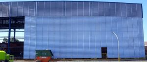 Janela Industrial para Lanternins instalada em galpão para ventilação natural, com foco em eficiência térmica e renovação de ar puro no ambiente.