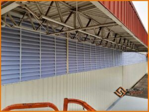 Veneziana Industrial Iluminação A imagem da veneziana industrial em PVC branco leitoso é uma escolha inteligente para indústrias que precisam de uma solução prática e eficiente para garantir a circulação de ar em ambientes internos. Com sua aparência moderna e minimalista, a veneziana em PVC se integra facilmente com a arquitetura de qualquer instalação industrial, proporcionando um melhor ambiente de trabalho para os colaboradores. Além disso, essa veneziana em PVC é resistente à corrosão, umidade e variações de temperatura, garantindo uma longa vida útil ao produto. Com a simplicidade de instalação e manutenção, a imagem da veneziana industrial em PVC branco leitoso é uma solução prática que melhora o conforto e a produtividade no ambiente industrial.