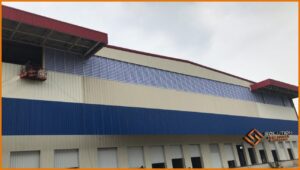 Fechamento Lateral de Galpão A imagem retrata Fechamento Lateral de Galpão uma veneziana industrial Solution feita com policarbonato alveolar branco translúcido. A finalidade desta veneziana é melhorar a iluminação e ventilação de um espaço industrial, possibilitando a passagem de ar e luz natural de forma eficiente, ao mesmo tempo em que fornece resistência e durabilidade para o ambiente. A opção pelo material em policarbonato alveolar branco translúcido garante que a veneziana seja capaz de suportar as adversidades do ambiente industrial, sem perder a capacidade de iluminação e ventilação natural que ele necessita.