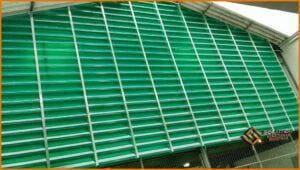 Veneziana Industrial Iluminação A imagem de uma Veneziana para Galpão Industrial l de fibra de vidro tem como finalidade mostrar ao leitor como essa veneziana pode ser útil em ambientes industriais. A fibra de vidro é um material resistente e durável, que torna essa veneziana adequada para uso em locais com condições ambientais adversas, como altas temperaturas, umidade e intempéries. A imagem evidencia a estrutura robusta da veneziana e sua capacidade de proteger o ambiente interno de possíveis danos externos, além de garantir uma boa circulação de ar para o local. É uma imagem que tem o intuito de demonstrar as qualidades e vantagens do produto para os potenciais compradores.