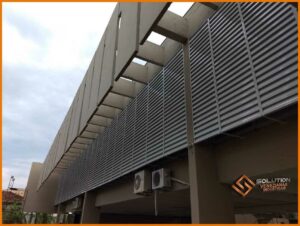 A finalidade da imagem da veneziana industrial de solução em aço pré-pintado é ilustrar uma opção de veneziana industrial que é produzida em aço com uma camada de pintura pré-aplicada, resultando em um produto mais resistente e durável. A camada de pintura pré-pintado oferece uma proteção adicional contra a oxidação e a corrosão, além de tornar o produto mais esteticamente agradável e moderno, ao apresentar diferentes cores e acabamentos. A imagem tem como objetivo apresentar a qualidade, resistência e beleza estética que essa opção de veneziana industrial pode oferecer para a obra, sendo uma escolha prática e eficiente para quem busca soluções em ventilação natural e iluminação natural em sua construção.