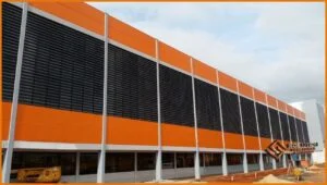 Veneziana Industrial Policarbonato Veneziana Industrial Policarbonato A imagem da Veneziana Industrial em Policarbonato Alveolar Fumê tem como finalidade apresentar ao público a opção de utilizar este tipo de veneziana em indústrias e grandes empreendimentos, como uma solução eficiente para garantir a ventilação e a iluminação natural, além de outras vantagens, como a proteção contra chuvas e ventos fortes e a durabilidade do material de policarbonato. A veneziana industrial em policarbonato alveolar fumê é ideal para empreendimentos que buscam um design moderno e sofisticado, além de maior aproveitamento de recursos naturais, garantindo um ambiente mais confortável, principalmente em dias quentes, sem a necessidade de utilizar equipamentos de refrigeração e ventiladores. Além disso, a policarbonato alveolar fumê é um material resistente e que suporta as condições extremas presentes em ambientes industriais, garantindo segurança e proteção para os funcionários e maquinários.
