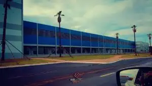 Veneziana Industrial Iluminação A imagem da Veneziana para Galpão Industrial de policarbonato alveolar fumê tem como finalidade ilustrar as características e benefícios desse produto para o público-alvo. Como pode ser visto na imagem, as venezianas industriais são feitas de policarbonato alveolar, um material resistente e durável que proporciona maior segurança e eficiência para o ambiente de trabalho. Além disso, a cor fumê da veneziana ajuda a controlar a luminosidade e proporciona um visual moderno e elegante para o espaço. A imagem também transmite a ideia de que esse produto é uma opção eficiente e prática para a ventilação e iluminação em ambientes industriais. Em resumo, a finalidade da imagem é mostrar as características e benefícios das venezianas industriais para o público-alvo, com o objetivo de incentivar a compra e a utilização desse produto em ambientes de trabalho.