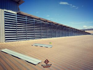Venezianas Industriais Aço Galvanizado Venezianas Industriais Aço Galvanizado A imagem mostra uma veneziana industrial com aletas em aço galvanizado Solution. Essas venezianas são projetadas para oferecer alta durabilidade, resistência e eficiência na ventilação e iluminação de ambientes industriais. O aço galvanizado confere robustez e proteção contra corrosão, enquanto as aletas permitem o controle do fluxo de ar. Com nossa solução em aço galvanizado, você terá um ambiente de trabalho mais confortável e produtivo. Entre em contato conosco pelo telefone (19) 99820-6249 e conheça mais sobre nossas venezianas industriais Solution.