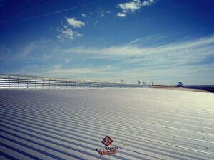 Lanternim em Aço Galvanizado A imagem do lanternim em aço galvanizado tem como finalidade ilustrar visualmente essa solução de ventilação e demonstrar suas características e benefícios. A imagem mostra o lanternim em aço galvanizado instalado em um telhado, destacando seu design e estrutura. Ela destaca a capacidade do lanternim em promover a circulação de ar, controlar a umidade e melhorar a ventilação em diversas aplicações, como galpões industriais e construções comerciais. A imagem também transmite a ideia de durabilidade e resistência do aço galvanizado, enfatizando a qualidade e confiabilidade dessa solução.