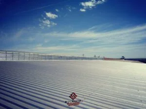 Lanternim em Aço Galvanizado Lanternim em Aço Galvanizado – Durabilidade e Resistência ideal para galpões industriais, garantindo ventilação natural contínua e proteção contra corrosão em ambientes industriais