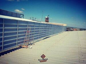 Fechamento lateral fechamento lateral com venezianas industriais Solution, A imagem apresenta um galpão industrial com as soluções da Solution: Lanternis Solution, Lanternim Solution, fechamento lateral com venezianas industriais Solution e venezianas industriais Solution translúcidas. As venezianas industriais proporcionam ventilação, iluminação natural e controle térmico, contribuindo para um ambiente mais confortável e eficiente. Essas soluções são ideais para fachadas industriais, oferecendo durabilidade, resistência e design moderno.