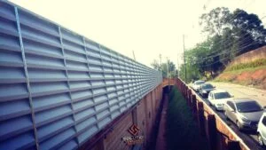 Janelas Industriais Policarbonato Janelas Industriais Policarbonato A imagem exibe uma fachada de um edifício industrial adornada com janelas industriais da marca Solution, feitas em policarbonato alveolar translúcido branco leitoso de 3,00 mm. O objetivo da imagem é demonstrar como essas janelas se integram à estética do edifício, além de evidenciar seus benefícios práticos. O policarbonato alveolar translúcido branco leitoso utilizado nessas janelas permite a entrada de luz natural, embora difusa, criando um ambiente de trabalho luminoso e confortável, ao mesmo tempo que minimiza o calor excessivo. A imagem, portanto, serve para ilustrar a utilidade e as vantagens das janelas industriais Solution em policarbonato alveolar translúcido branco leitoso de 3,00 mm em um contexto real de uso.