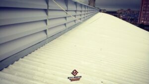 Lanternins Industriais Solution "Lanternins Industriais Solution, Quando se trata de ventilação e iluminação industrial, a imagem veneziana industrial em lanternim no telhado fabricado com policarbonato alveolar 4,00 mm branco leitoso translúcido é a escolha perfeita. Combinando funcionalidade e estilo, esse produto oferece inúmeros benefícios para ambientes industriais.Em primeiro lugar, o lanternim com imagem veneziana industrial é projetado especificamente para permitir uma ventilação eficiente em espaços industriais. As lâminas da veneziana proporcionam uma abertura precisa que permite a entrada controlada de ar fresco, criando uma circulação contínua. Isso é essencial para manter a qualidade do ar em ambientes industriais, ajudando a remover gases, vapores e calor excessivo, e contribuindo para um ambiente mais saudável para os trabalhadores. Além disso, o uso do policarbonato alveolar 4,00 mm branco leitoso translúcido na fabricação do lanternim proporciona uma iluminação natural suave e homogênea. O policarbonato alveolar é altamente resistente, durável e possui propriedades de isolamento térmico e acústico, tornando-o ideal para ambientes industriais. A cor branca leitosa translúcida ajuda a dispersar a luz de maneira uniforme, evitando sombras indesejadas e garantindo a iluminação adequada em todo o espaço. Outro aspecto importante é a facilidade de instalação e manutenção deste produto. Projetado para atender às necessidades dos ambientes industriais, o lanternim de policarbonato alveolar 4,00 mm branco leitoso translúcido pode ser instalado de maneira ágil e eficiente, sem a necessidade de grandes intervenções. Além disso, sua estrutura durável requer pouca manutenção, proporcionando economia de tempo e recursos. Em resumo, a imagem veneziana industrial em lanternim no telhado fabricado com policarbonato alveolar 4,00 mm branco leitoso translúcido é a solução ideal para aliar ventilação, iluminação e durabilidade em ambientes industriais. Aproveite todos os benefícios que esse produto pode oferecer e transforme seu espaço industrial em um ambiente mais confortável, seguro e produtivo!"