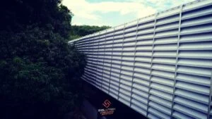Venezianas Industriais da Solution instaladas em fachada de galpão, promovendo ventilação natural, conforto térmico e eficiência energética com materiais de alta durabilidade.
