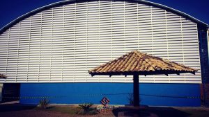 Veneziana Industrial Preço Acessível Solution no Seu Espaço Industrial instalada em fachada de galpão, proporcionando ventilação natural, eficiência térmica e economia com qualidade
