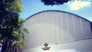 Veneziana Industrial em PVC Brasil com alta durabilidade, fácil instalação e eficiência para ventilação em galpões industriais