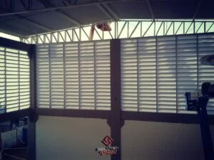 Venezianas Translucidas Venezianas translúcidas instaladas em fachada industrial, permitindo iluminação natural e ventilação eficiente no galpão.