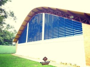 Janelas Industriais A imagem retrata uma janela industrial em aço galvalume com pintura eletrostática na cor azul Del Rey. Esta janela representa uma solução robusta e esteticamente agradável para a iluminação e ventilação de ambientes industriais. O aço galvalume garante a resistência e durabilidade da janela, enquanto a pintura eletrostática azul Del Rey adiciona um toque de cor e elegância ao design. A imagem serve para demonstrar a funcionalidade, a qualidade e o apelo estético deste tipo de janela industrial, enfatizando seu papel como uma excelente escolha para qualquer projeto industrial.