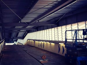Veneziana Policarbonato com acabamento translúcido, oferecendo elegância, durabilidade e ventilação natural para galpões e fachadas industriais