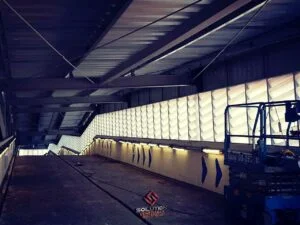 Veneziana Policarbonato A imagem da "Veneziana Policarbonato" visa ilustrar uma solução eficaz para ventilação e iluminação em ambientes industriais. O uso do policarbonato como material destaca sua durabilidade e capacidade de permitir a entrada suave de luz natural, ao mesmo tempo em que proporciona controle sobre a ventilação do espaço. A imagem ressalta como a veneziana em policarbonato é uma escolha inteligente para ambientes que buscam equilibrar funcionalidade com estética moderna.
