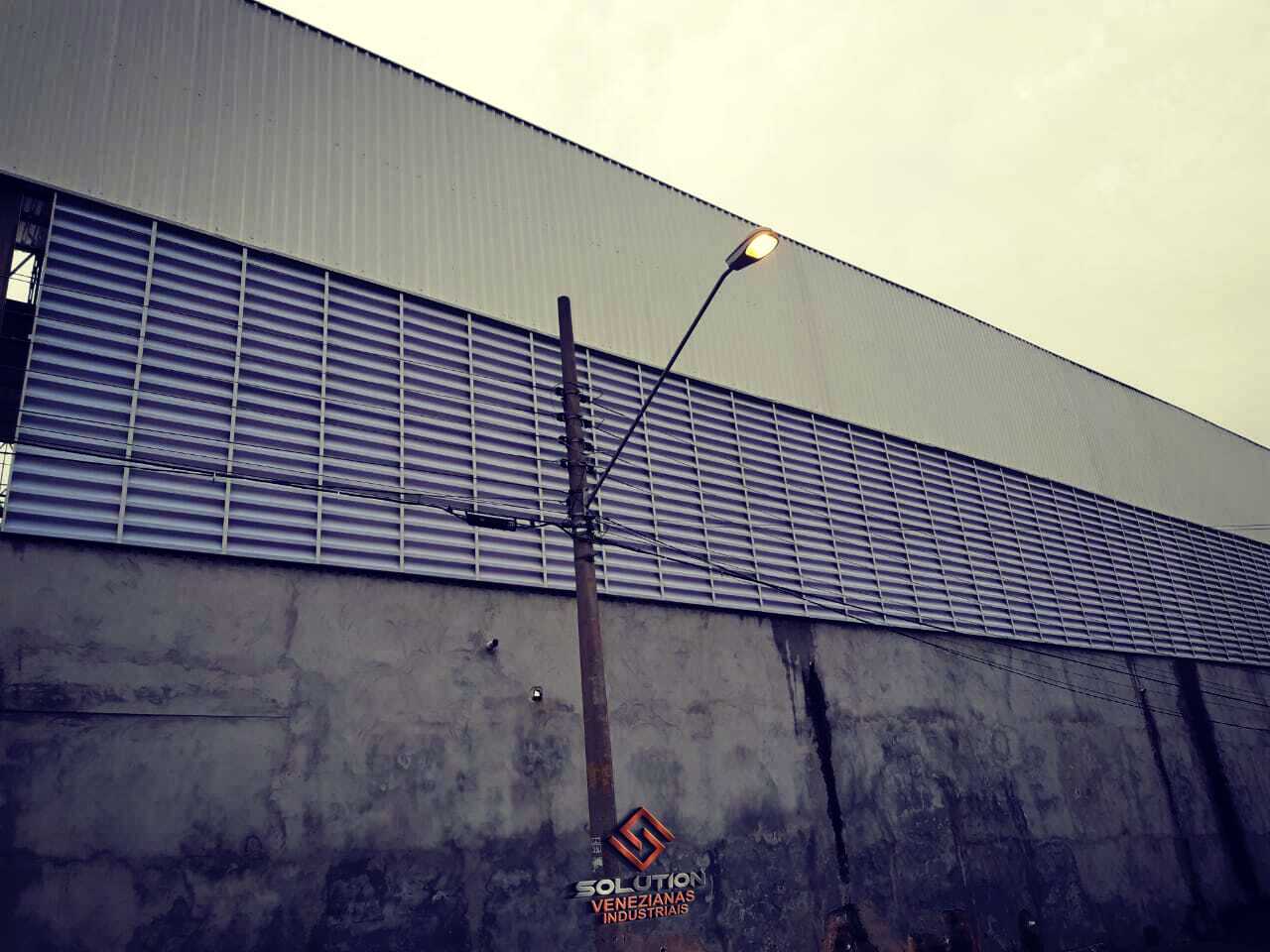 Aletas PVC instaladas em estrutura de acabamento; peça um orçamento e escolha o modelo ideal para o seu projeto.