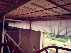 Venezianas Industriais PVC aplicadas em galpões, oferecendo ventilação natural, controle de luminosidade e versatilidade no layout industrial