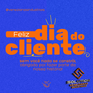 A imagem mostra um ambiente industrial iluminado e bem ventilado, destacando as venezianas de alta qualidade da Solution Venezianas Industriais instaladas em galpões e fachadas. No centro da imagem, há um banner festivo que diz "Feliz Dia do Cliente", rodeado por confetes e balões em cores corporativas. Abaixo do banner, há um grupo diversificado de profissionais industriais — engenheiros, arquitetos e operários — todos sorrindo e segurando uma placa que diz "Obrigado por escolher a Solution". O logotipo da Solution Venezianas Industriais está posicionado de forma proeminente no canto inferior direito. A imagem transmite uma sensação de gratidão, qualidade e compromisso com a excelência no atendimento ao cliente.