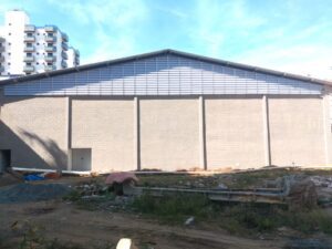 Venezianas industriais em pvc Venezianas industriais em pvc A imagem retrata um cenário industrial no Brasil, onde as venezianas em PVC da Solution Venezianas Industriais estão instaladas. Essas venezianas industriais, fabricadas em PVC de alta qualidade, são claramente visíveis em uma fachada de uma instalação industrial. Elas são projetadas com precisão para otimizar a entrada de luz natural e ventilação nos ambientes internos, demonstrando eficiência energética e sustentabilidade.As venezianas em PVC se destacam por sua durabilidade e resistência às condições climáticas brasileiras variadas. A imagem mostra essas venezianas em pleno funcionamento, permitindo a entrada controlada de luz solar e a circulação de ar fresco nas instalações industriais. Isso cria um ambiente interno mais agradável e econômico em termos de energia. Além disso, as venezianas em PVC da Solution Venezianas Industriais contribuem para a redução da dependência de sistemas de iluminação artificial e ar condicionado, o que, por sua vez, resulta em economia de energia e custos operacionais mais baixos para as empresas. Em resumo, a imagem ilustra a presença das venezianas em PVC da Solution Venezianas Industriais em um contexto industrial brasileiro, destacando sua importância na busca por eficiência energética, sustentabilidade e conforto em instalações industriais no país.