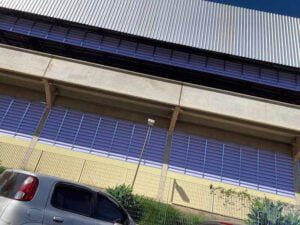 A imagem apresenta um conjunto de venezianas industriais em PVC em um contexto industrial brasileiro. As venezianas em PVC são instaladas em uma estrutura industrial, permitindo o controle eficaz da entrada de luz natural e ventilação no ambiente. Elas são robustas, adaptadas às condições climáticas do Brasil e desempenham um papel fundamental na otimização da eficiência energética, na promoção da sustentabilidade e na criação de ambientes de trabalho mais confortáveis e seguros. A imagem destaca a versatilidade e a eficácia dessas venezianas industriais em PVC, que estão se tornando uma escolha cada vez mais popular nas instalações industriais em todo o país.