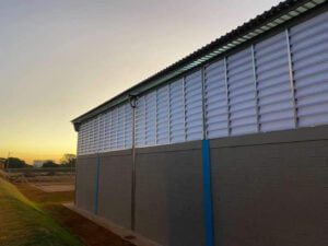 Venezianas industriais em pvc Venezianas industriais em pvc em Brasil A finalidade da imagem das Venezianas Industriais em PVC no Brasil é proporcionar uma representação visual dos produtos oferecidos pela empresa em um contexto brasileiro. Essa imagem tem várias finalidades importantes:1. **Demonstrar o Produto:** A imagem visa apresentar aos visitantes uma visão clara e realista das venezianas industriais em PVC, mostrando o design, a qualidade dos materiais e a construção do produto. 2. **Destacar a Variedade:** Dependendo da empresa e da linha de produtos, as venezianas industriais em PVC podem variar em termos de tamanho, estilo e recursos. A imagem pode ser usada para mostrar essa variedade e ajudar os clientes a escolher a opção mais adequada às suas necessidades. 3. **Visualizar o Uso:** A imagem permite que os clientes potenciais vejam como as venezianas industriais em PVC podem ser usadas em diferentes ambientes industriais no Brasil, ajudando a entender sua aplicação prática. 4. **Demonstrar Qualidade e Durabilidade:** Uma imagem de alta qualidade pode transmitir a qualidade, a durabilidade e a resistência das venezianas industriais em PVC, inspirando confiança nos clientes em relação ao produto. 5. **Fornecer Contexto Local:** Ao mostrar o produto em um ambiente brasileiro, a imagem fornece contexto local aos clientes e demonstra que as venezianas industriais em PVC são adequadas para uso no Brasil. 6. **Auxiliar na Tomada de Decisão:** A imagem pode ajudar os clientes a visualizar como as venezianas industriais em PVC se encaixam em suas instalações ou projetos específicos, auxiliando na tomada de decisão de compra. Portanto, a finalidade da imagem das Venezianas Industriais em PVC no Brasil é oferecer aos clientes uma representação visual completa e informativa dos produtos, demonstrando suas características, aplicações e qualidade, com foco no mercado brasileiro.