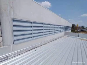 Veneziana Industrial em Guarulhos Veneziana Industrial em Guarulhos instalada em galpão, destacando os benefícios da ventilação natural, alta durabilidade e desempenho em ambientes industriais exigentes
