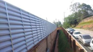 Veneziana Industrial em Guarulhos Veneziana Industrial em Guarulhos instalada em fachada de galpão, promovendo ventilação natural, resistência ao clima e acabamento funcional para uso industrial