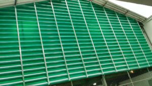 Veneziana Industrial Aleta em Fibra Aleta em Fibra de Vidro para Venezianas Uma aleta em fibra de vidro para venezianas industriais é uma peça retangular feita de fibra de vidro, um material robusto e resistente. Ela é projetada para ser anexada a uma veneziana industrial e desempenha um papel fundamental na regulação do fluxo de ar. As aletas em fibra de vidro geralmente têm uma superfície lisa e brilhante de cor neutra, o que contribui para sua resistência a condições climáticas adversas e corrosão. Sua forma permite que sejam ajustadas para controlar a quantidade de ar que entra ou sai de uma instalação industrial, contribuindo para a eficiência energética e o conforto ambiental. Essas aletas são conhecidas por sua durabilidade e longa vida útil, tornando-as uma escolha confiável para aplicações industriais exigentes.