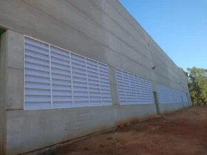 Veneziana Industrial na Fachada com controle de luz natural e ventilação eficiente para ambientes industriais