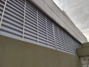 Veneziana industrial na Fachada garantindo ventilação eficiente e design moderno para indústrias