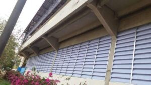 Veneziana Industrial em Sorocaba A imagem da Veneziana Industrial em Sorocaba tem como finalidade principal ilustrar visualmente o produto oferecido pela Solution Venezianas Industriais na cidade. Ela desempenha várias funções importantes:1. **Demonstrar o Produto:** A imagem mostra como as venezianas industriais da Solution são visualmente. Isso ajuda os visitantes do site a ter uma ideia clara do produto que estão buscando. 2. **Atrair o Interesse:** Uma imagem de alta qualidade e atraente pode capturar a atenção dos visitantes, tornando-os mais propensos a explorar mais informações sobre as venezianas industriais da empresa. 3. **Contextualização:** A imagem contextualiza o produto em um ambiente industrial ou comercial, mostrando como ele pode ser aplicado em diferentes cenários, o que ajuda os clientes em potencial a visualizar como o produto se encaixa em suas necessidades. 4. **Transmitir Qualidade e Profissionalismo:** Uma imagem bem produzida e nítida comunica profissionalismo e qualidade, o que pode aumentar a confiança dos clientes em relação à Solution Venezianas Industriais. 5. **Facilitar a Compreensão:** Às vezes, um produto complexo como venezianas industriais pode ser difícil de explicar apenas com texto. A imagem ajuda a esclarecer como o produto funciona e quais características ele possui. Portanto, a imagem da Veneziana Industrial em Sorocaba desempenha um papel crucial ao atrair, informar e envolver os visitantes do site, ajudando-os a tomar decisões informadas sobre os produtos oferecidos pela Solution Venezianas Industriais.