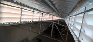 Lanternim Solution Lanternim Solution instalado em galpão industrial, promovendo ventilação natural eficiente, conforto térmico e proteção contra calor excessivo com estrutura resistente e durável.