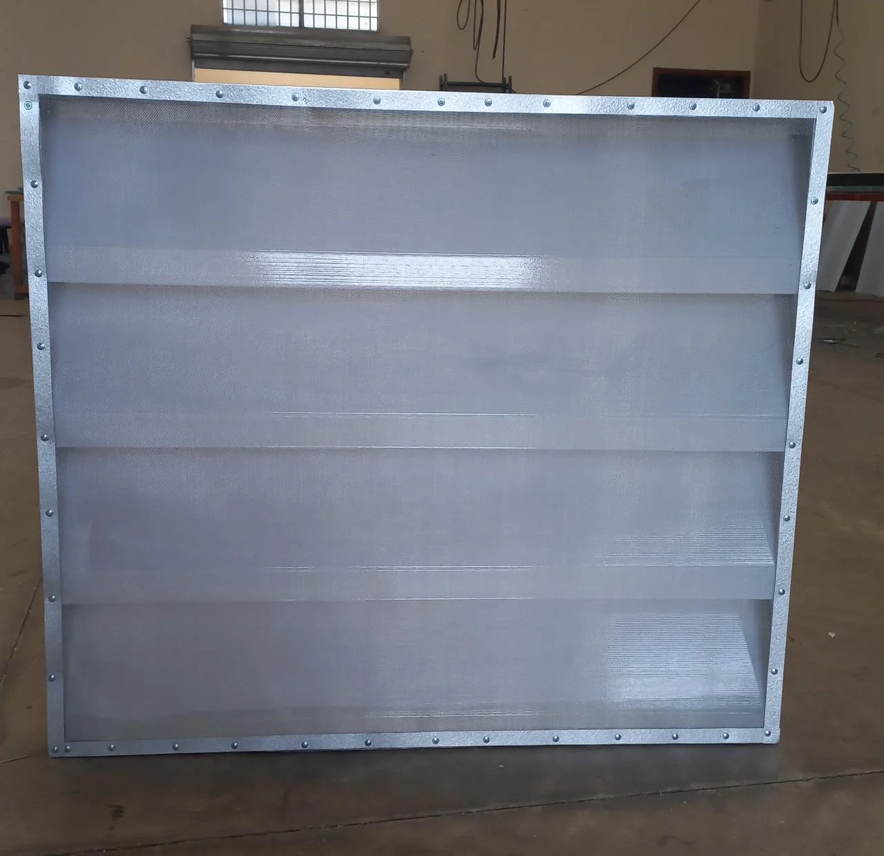Veneziana Industrial com Telas Mosquiteiros. Evite a entrada de insetos indesejados em seu galpão industrial com nossas Venezianas Industriais equipadas com Telas Mosquiteiros. Mantenha seus trabalhadores protegidos e o ambiente livre de pragas.