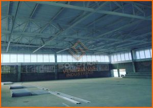 Veneziana Industrial Translúcida BR instalada em fachada de galpão, ideal para quem busca ventilação natural, iluminação eficiente e durabilidade com design moderno