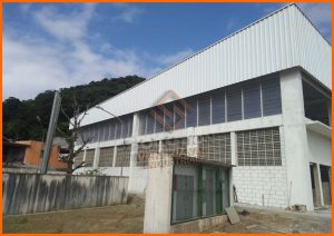 Veneziana de Fibra de Vidro instalada em fachada industrial, com construção robusta e ventilação eficiente para ambientes agressivos