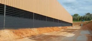 Veneziana Industrial Metálica com pintura eletrostática, ideal para ventilação natural e acabamento durável em galpões industriais