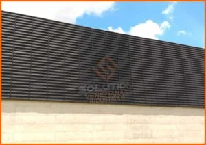 Veneziana Industrial de Aço Galvanizado Veneziana Industrial de Aço Galvanizado com Pintura Eletrostática instalada em fachada industrial, proporcionando ventilação eficiente, durabilidade extrema e excelente acabamento visual