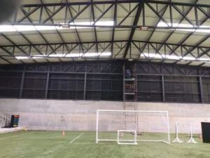 Veneziana Industrial Metálica Solution com pintura eletrostática, aliando ventilação eficiente e sustentabilidade para ambientes industriais